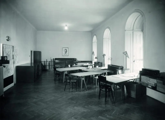 Architekturatelier Einblick un 1940 - schräggesterllte Zeichentische vor den Fenstern